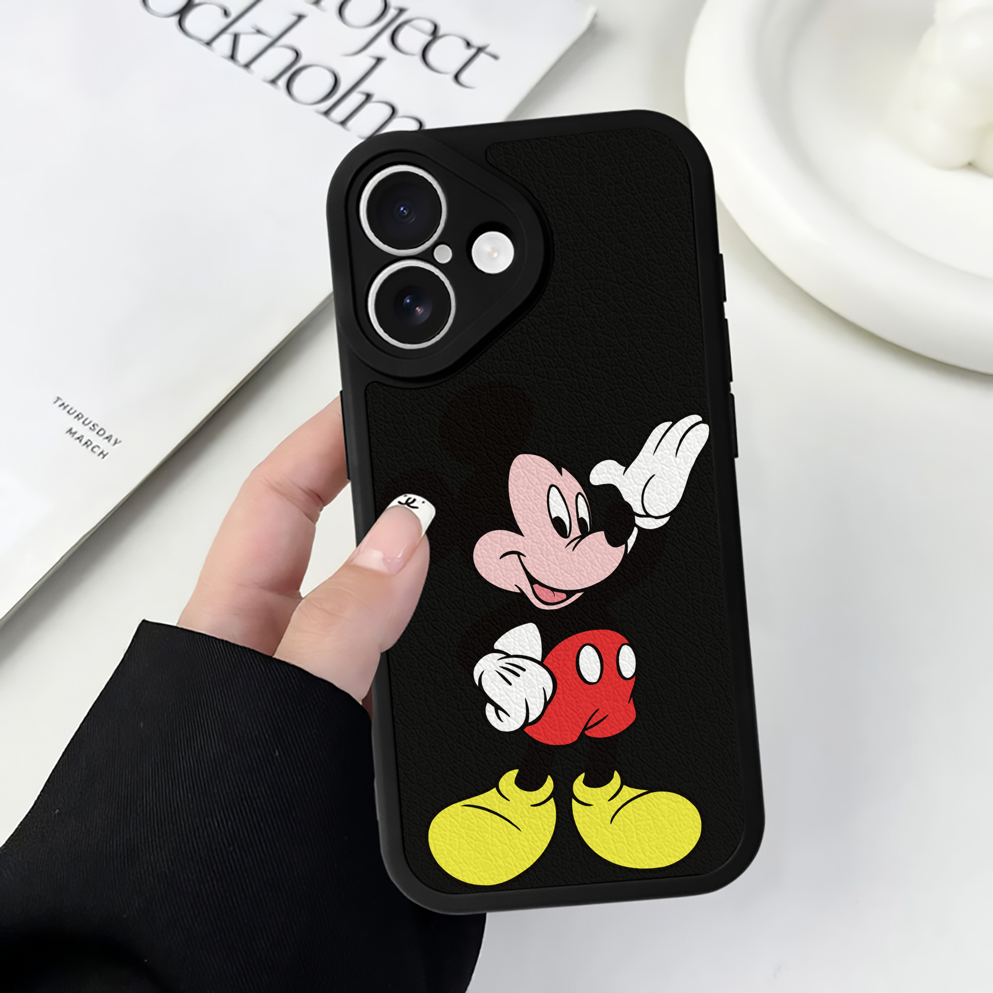 （画像用） ミッキーマウス Mickey Mouse 【iPhone 16シリーズ対応】シリコンスマホケース（レザー調） 材質：シリコン